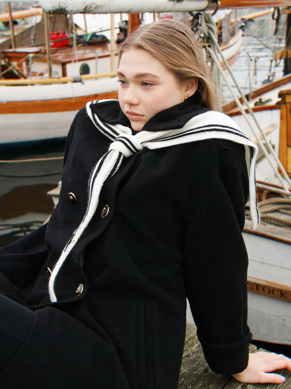 Blondes Mädchen vor Segelbooten mit Aglaea Studio Merinoschal