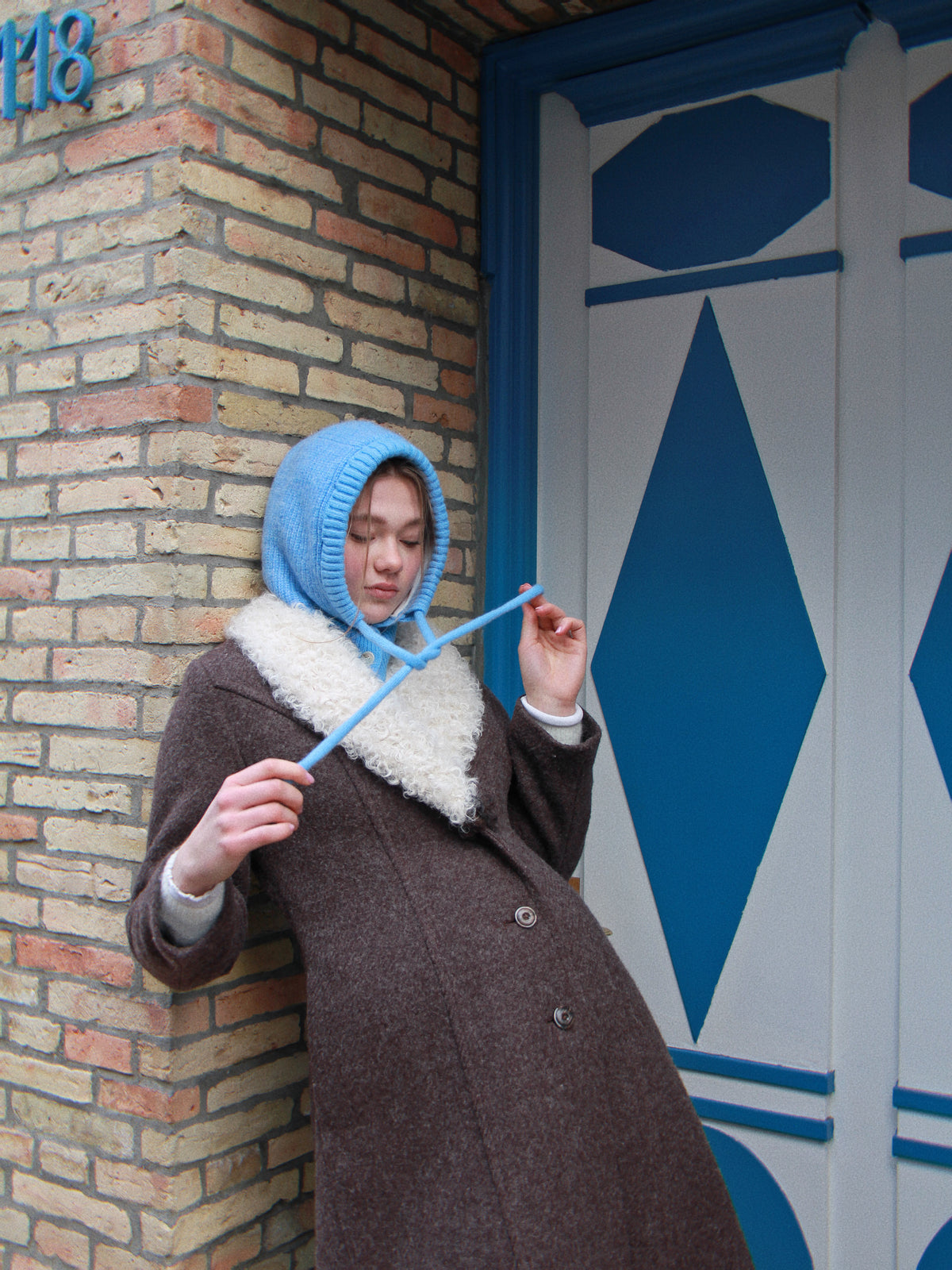 Handgemachte blaue Balaclava Mütze mit Kordelzug aus Alpakawolle von Aglaea Studio
