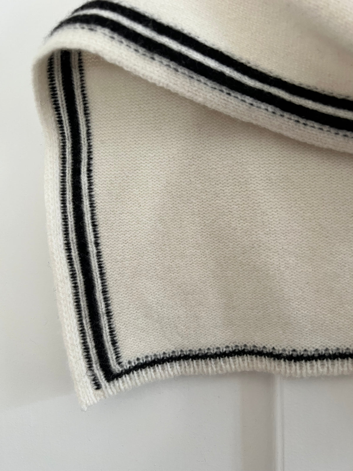 Eine Nahaufnahme des Merino-Matrosenschals von Aglaea Studio