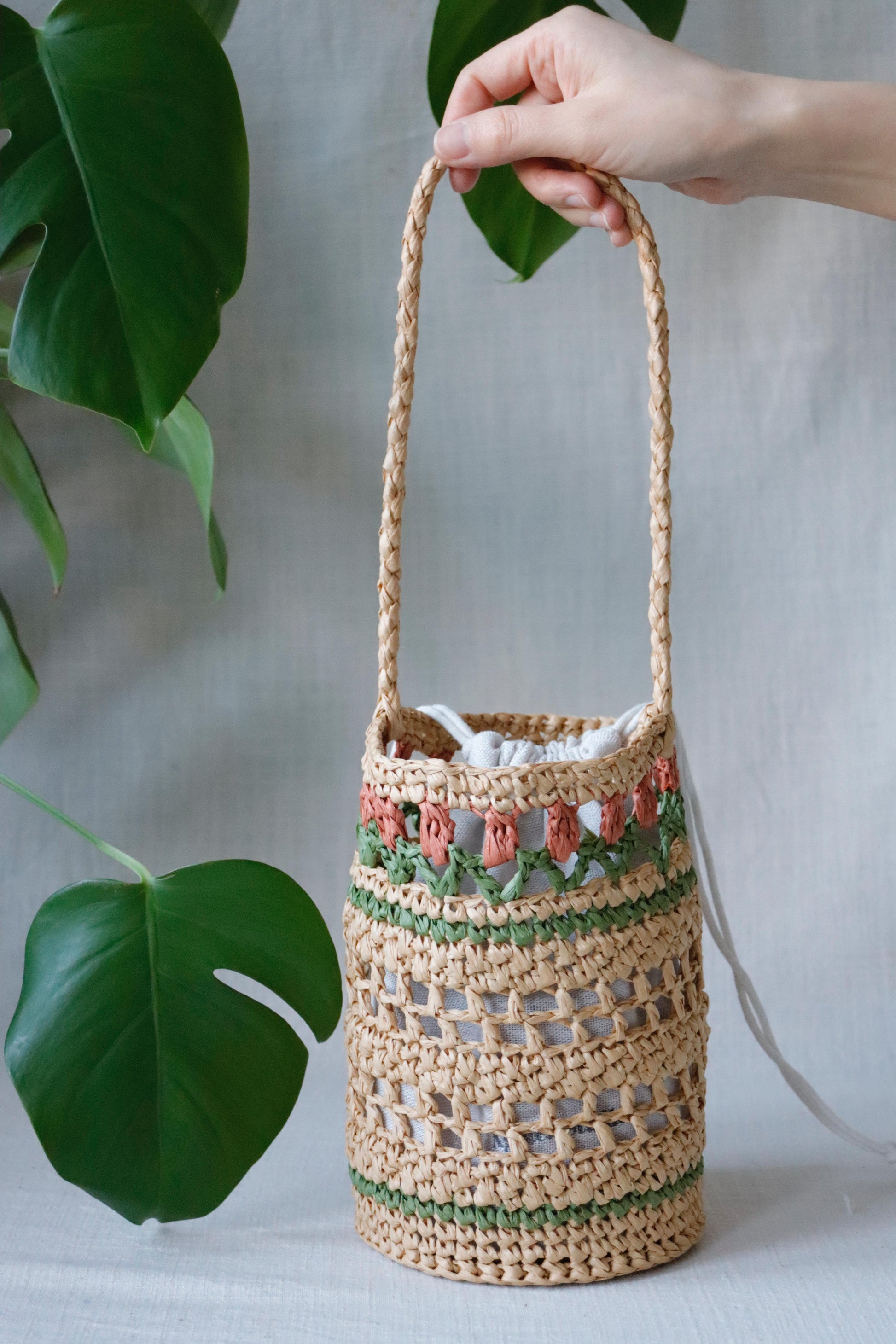 Raffia bag with red tulips – Aglaea Studio